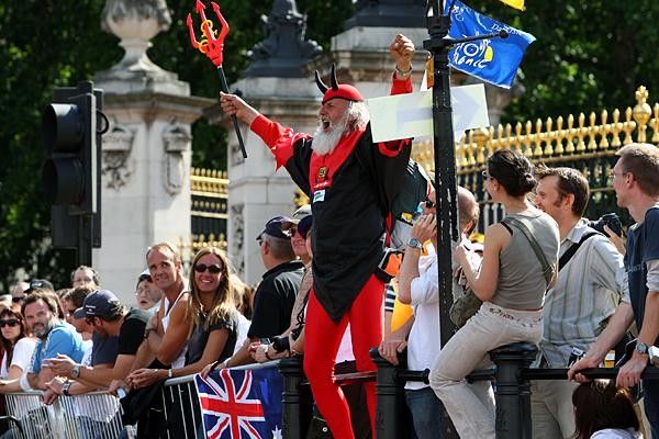 The Devil entertains the crowd in front of Buckingham Palace, London.
