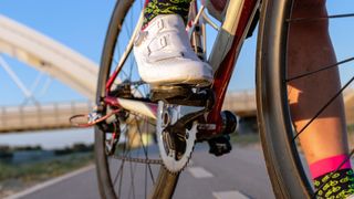 How do cycling shoes work: image shows cyclist