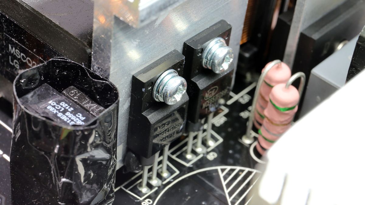 Gigabyte UD750GM