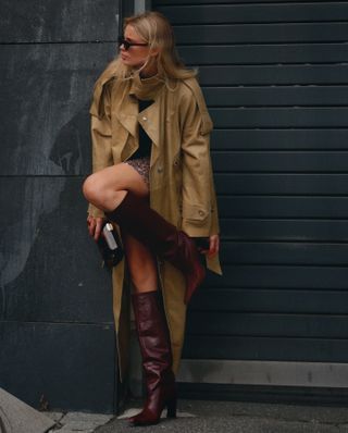 Winter boot trends: @andreasteen wears burgundy boots