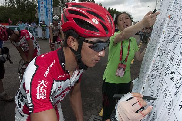 Deng Ting (Qinghai Tianyoude Cycling Team) signs on for stage five in Wenchang.