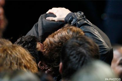 Robert Pattinson Taylor Lautner - Robert Pattinson Taylor Lautner Kiss - Robert Pattinson and Taylor Lautner kiss - Breaking Dawn - Twilight Breaking Dawn - MTV Movie Awards - Best Kiss - Kristen Stewart - Robert Pattinson and Kristen Stewart - Twilight -