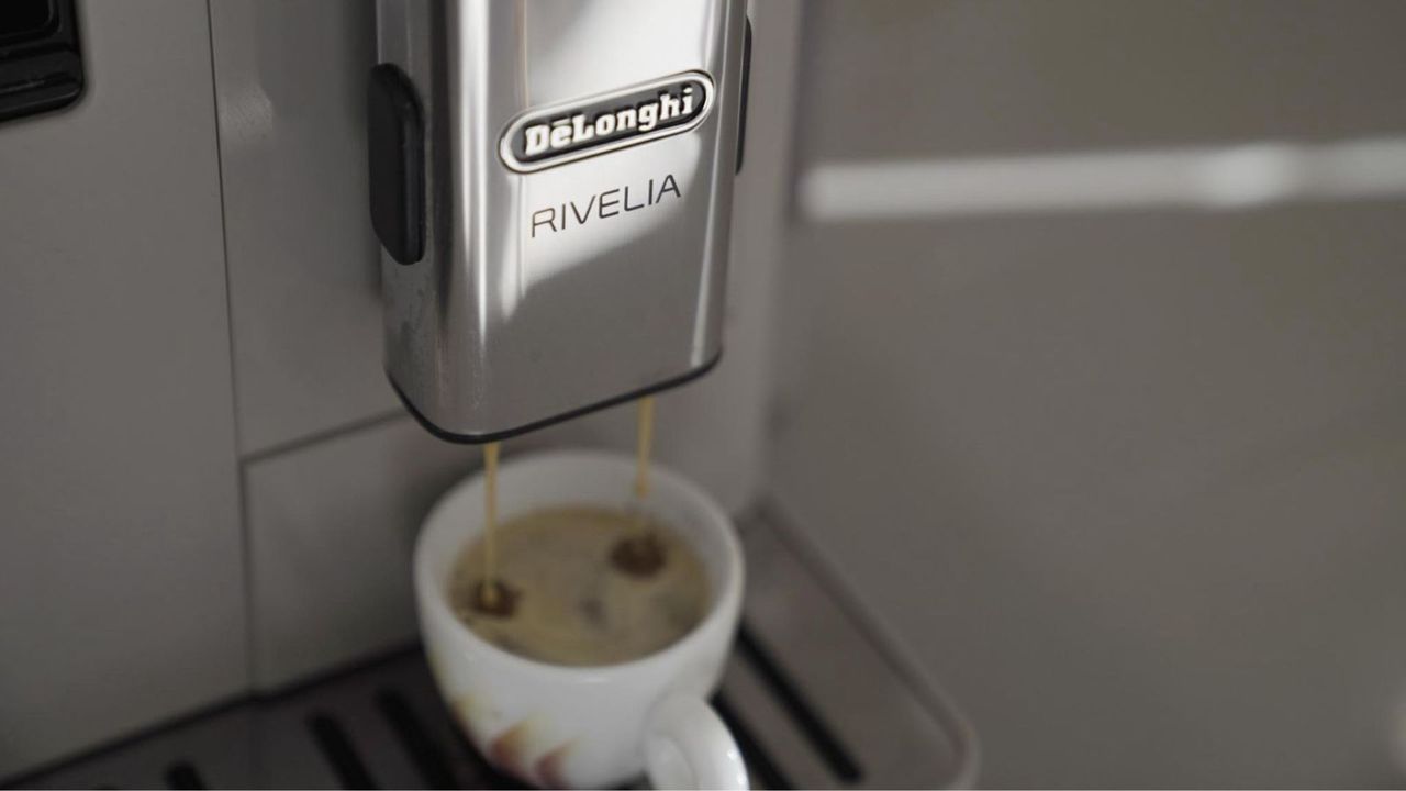 A view of a double espresso brewed in the De&#039;Longhi Rivelia