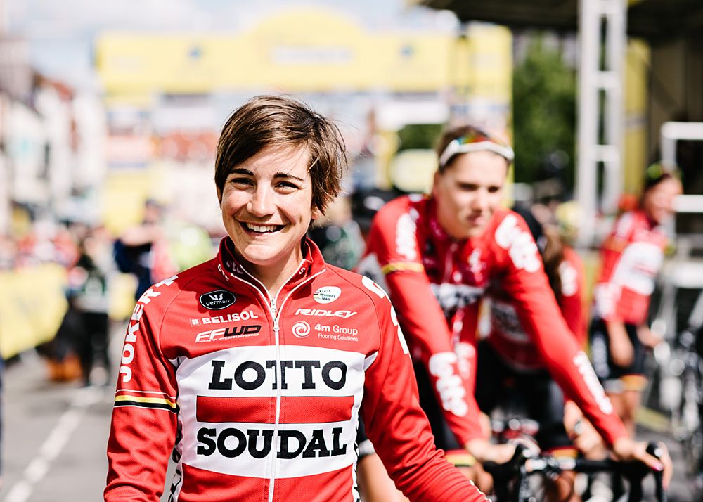 Lieselot Decroix signs in for the final stage with her Lotto Soudal teammates