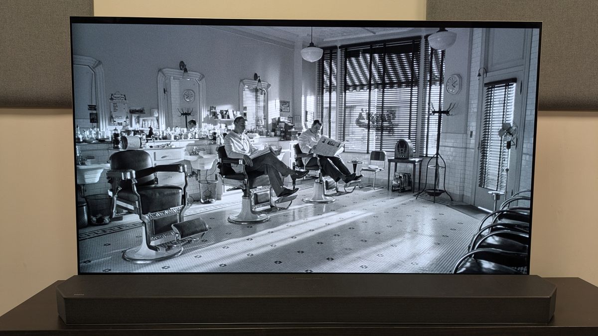 The Man Who Wasn't There 4K Blu-ray on LG G5 showing Ed and another barber sat in the barbershop