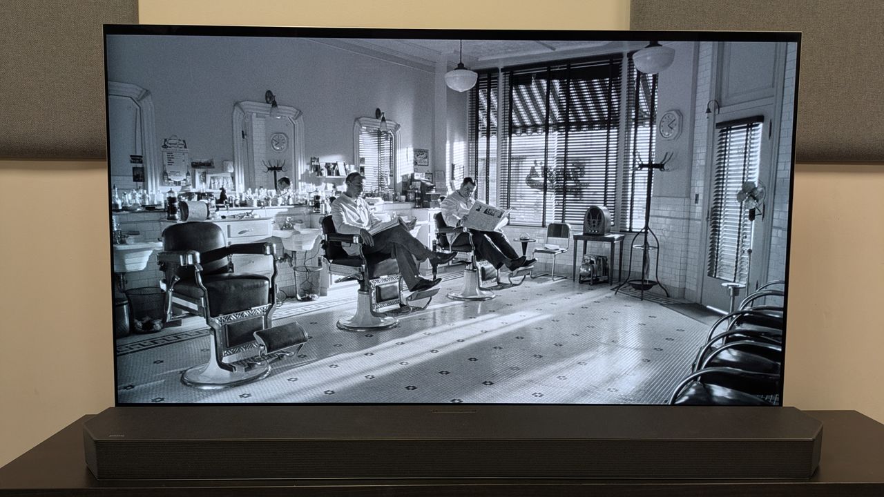 The Man Who Wasn't There 4K Blu-ray on LG G5 showing Ed and another barber sat in the barbershop