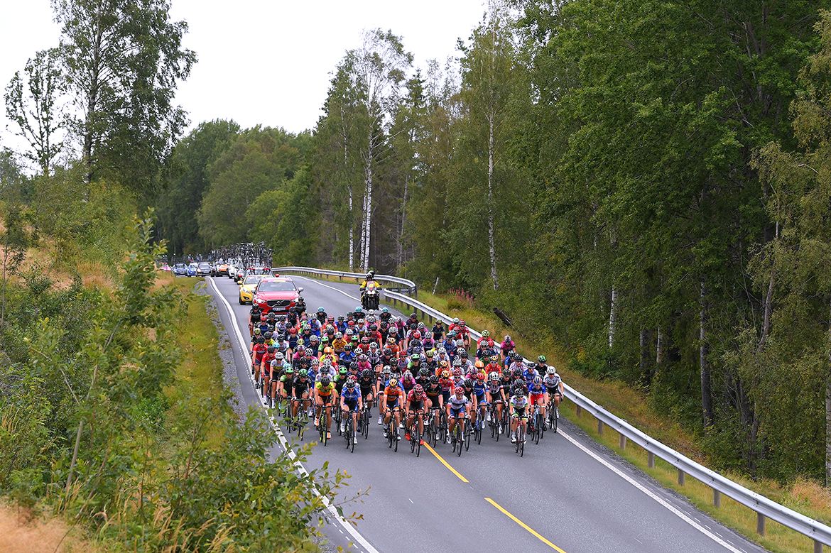 The peloton makes use of the full width of the road