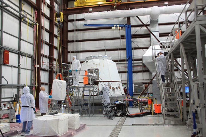 Another shot from cargo loading with @NASA in anticipation of the upcoming demo flight to the Space Station. http://pic.twitter.com/hnm7eQCV