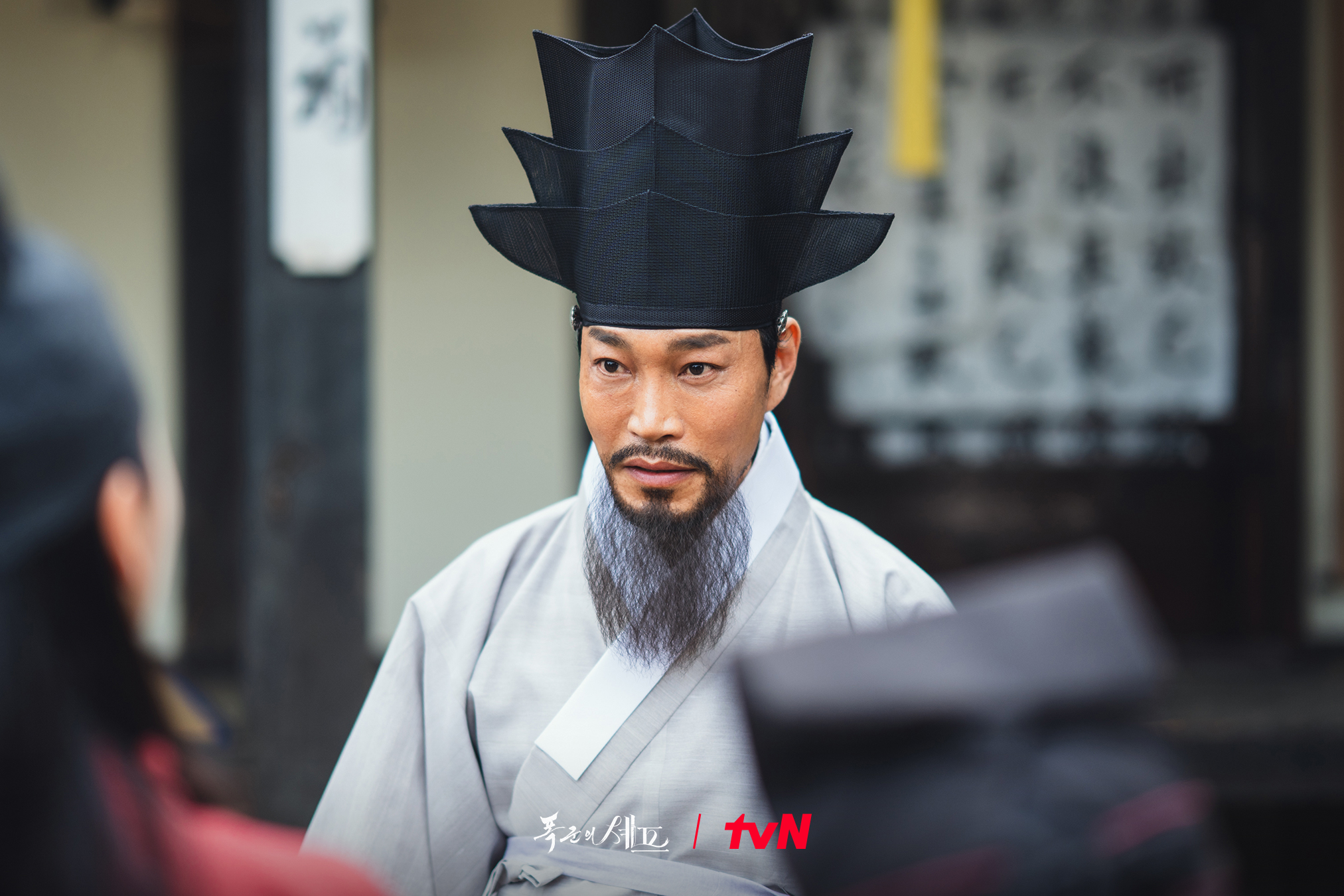 A bearded man (Choi Gwi-hwa) wears a Joseon-era hat and robes, in &#039;Bon Appetit, Your Majesty.&#039;