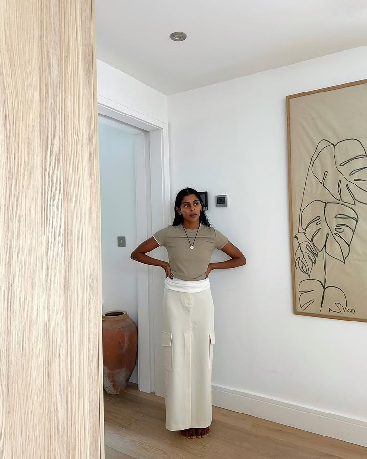 @monikh wears a cream, straight-cut skirt with a beige T-shirt