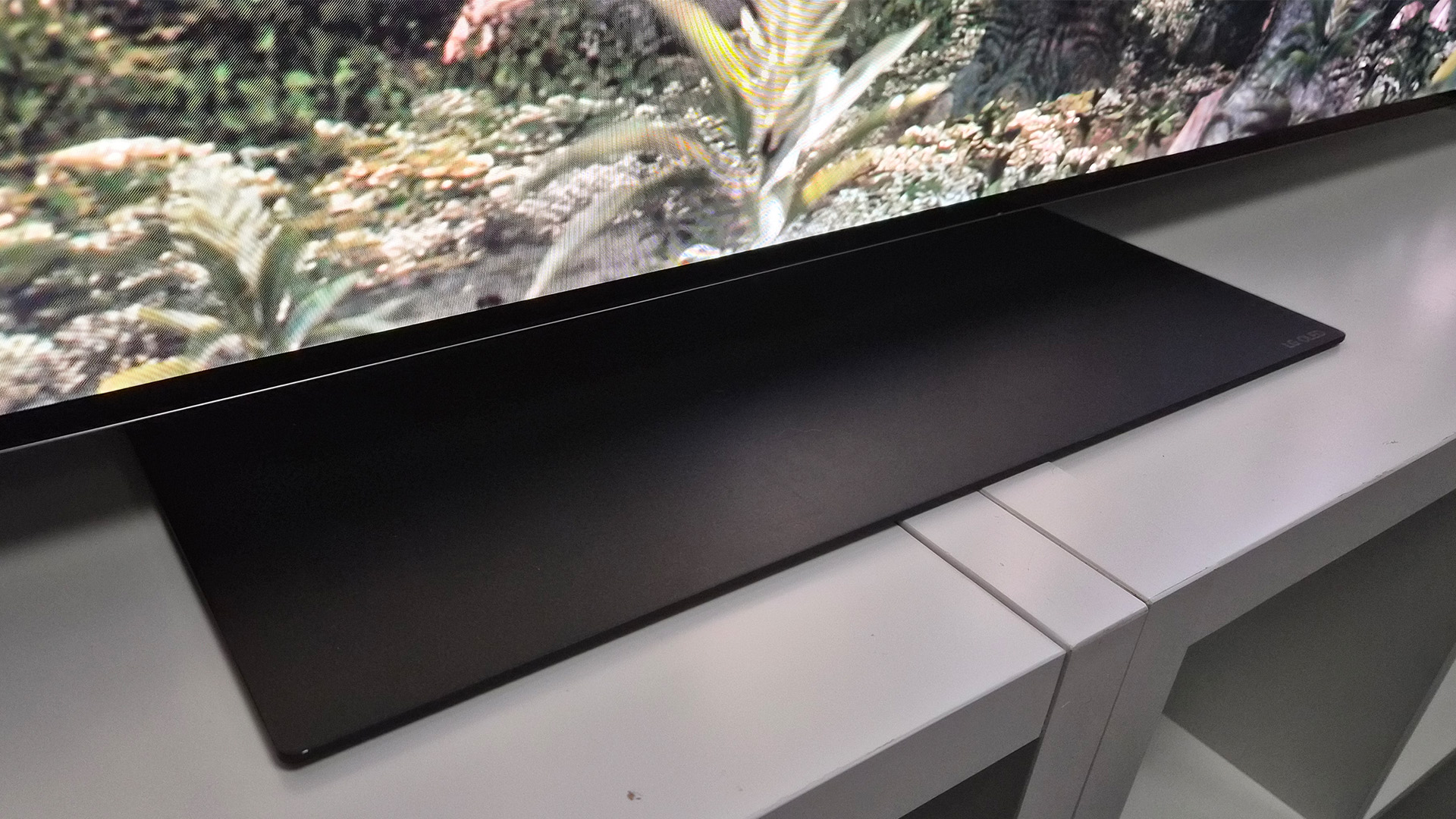 LG G6 (OLED65G6) OLED TV detail of TV pedestal stand