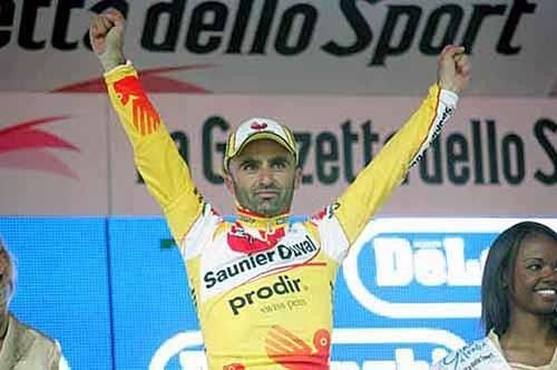Leonardo Piepoli (Saunier Duval) celebrates on the podium