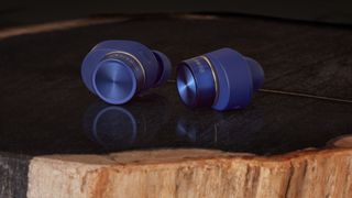 Bowers & Wilkins Pi7 S2 blue earbuds