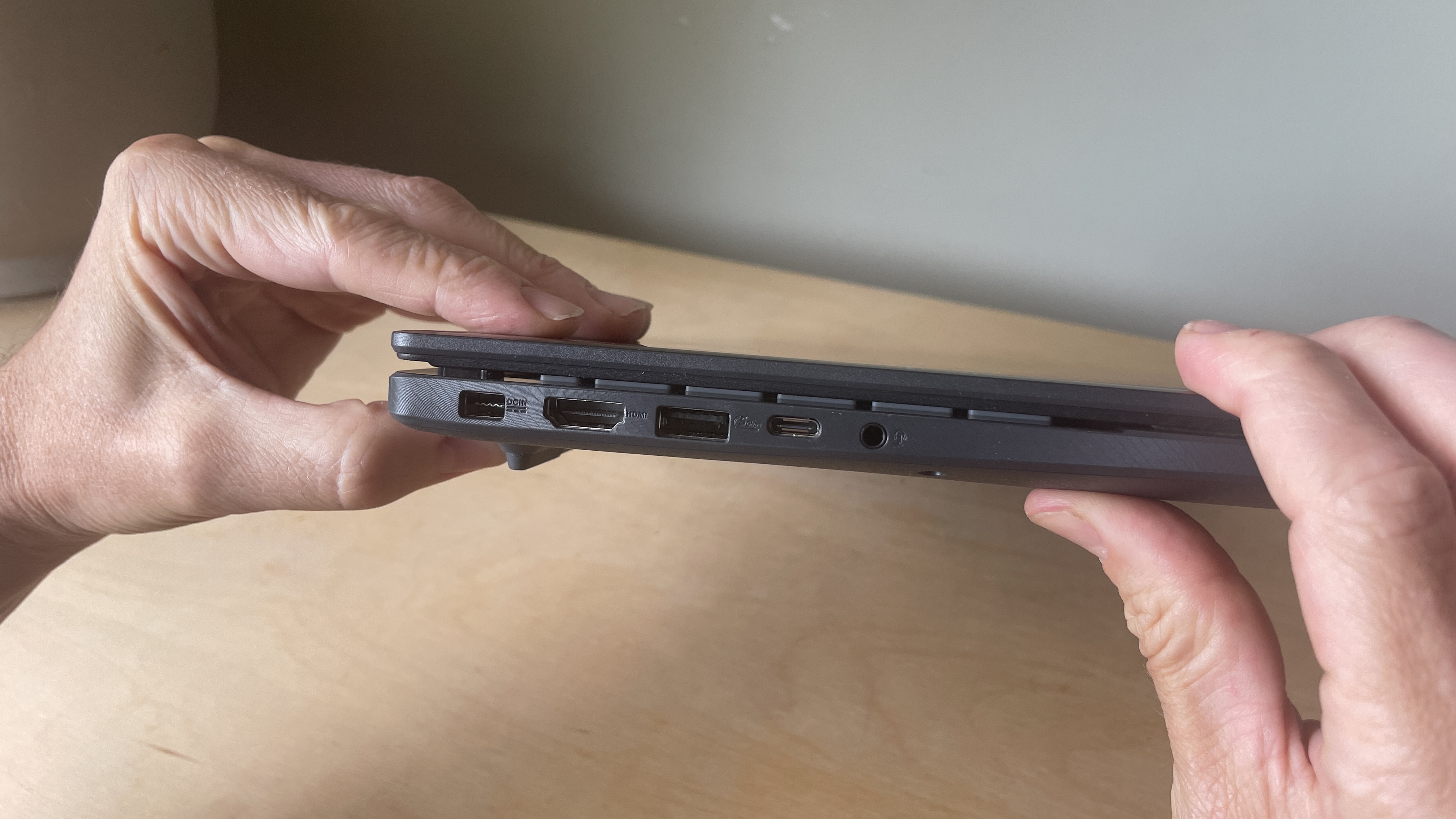 ASUS V16