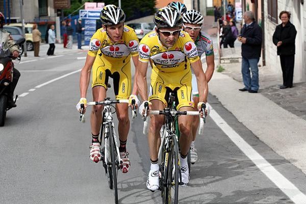 Leonardo Piepoli (Saunier Duval-Scott) leads team-mate Riccardo Ricc&ograve; (Saunier Duval-Scott).