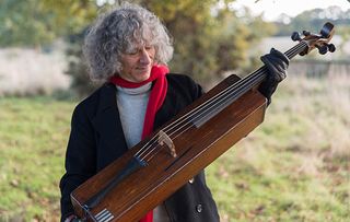 Steven Isselis with the trench cello. (Picture: Jens U.Braun)