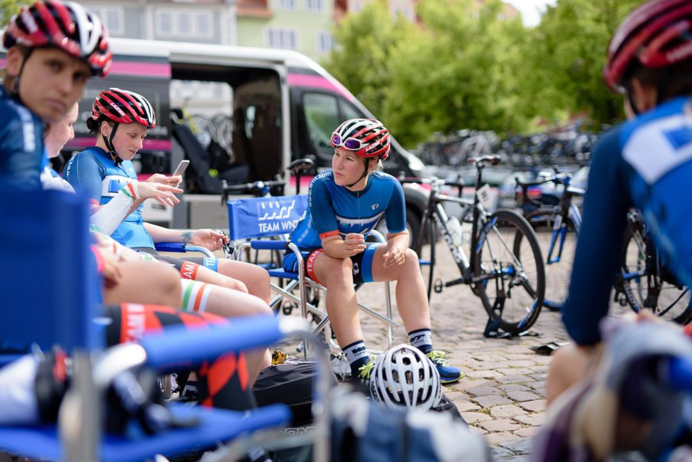 British team, WNT chat in the afternoon sun in Gotha at Th&uuml;ringen Rundfarht 2016 - Stage 1
