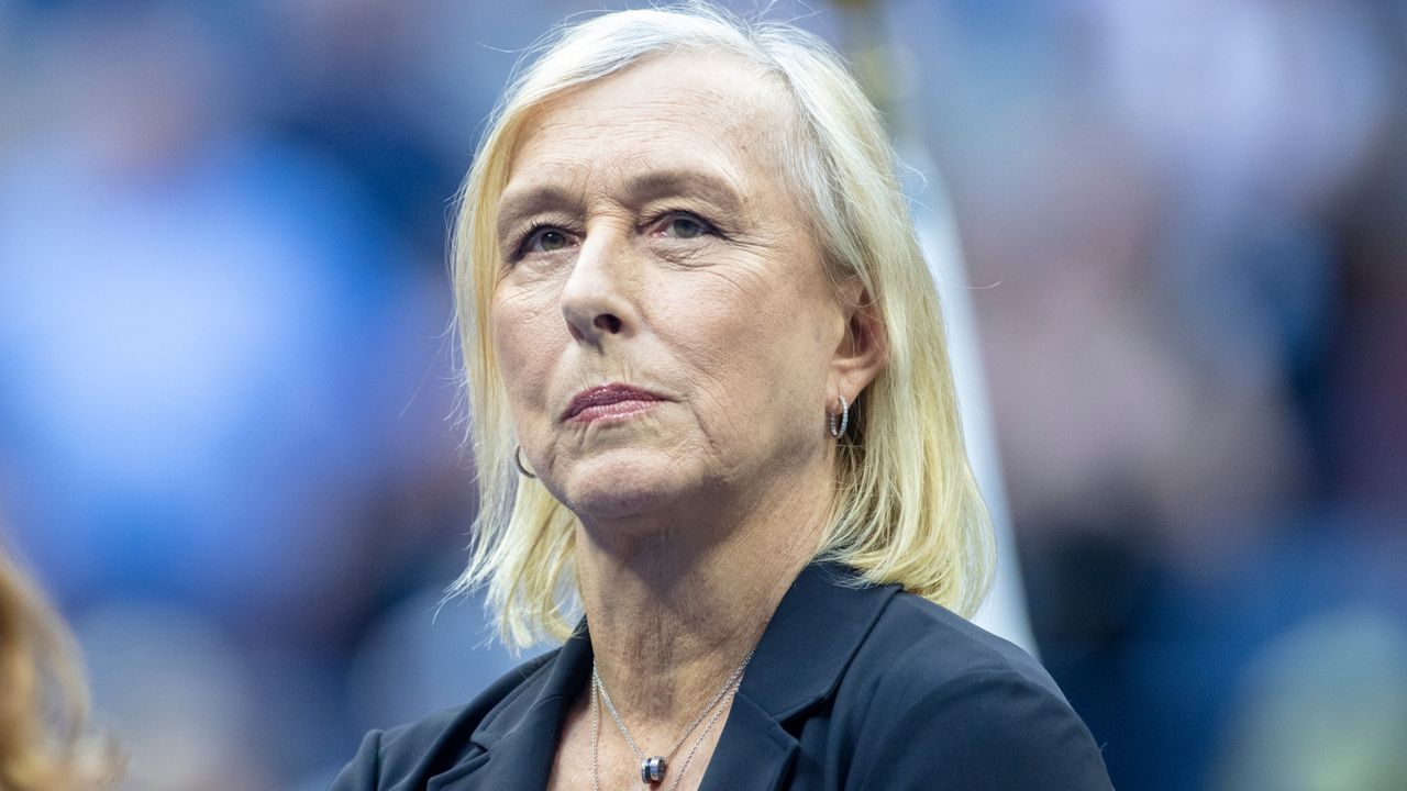  Martina Navratilova before presenting the winner&#039;s trophy to Iga Swiatek of Poland at the presentation ceremony after the Women&#039;s Singles Final match on Arthur Ashe Stadium during the US Open Tennis Championship 2022 at the USTA National Tennis Centre on September 10th 2022 in Flushing, Queens, New York City. 