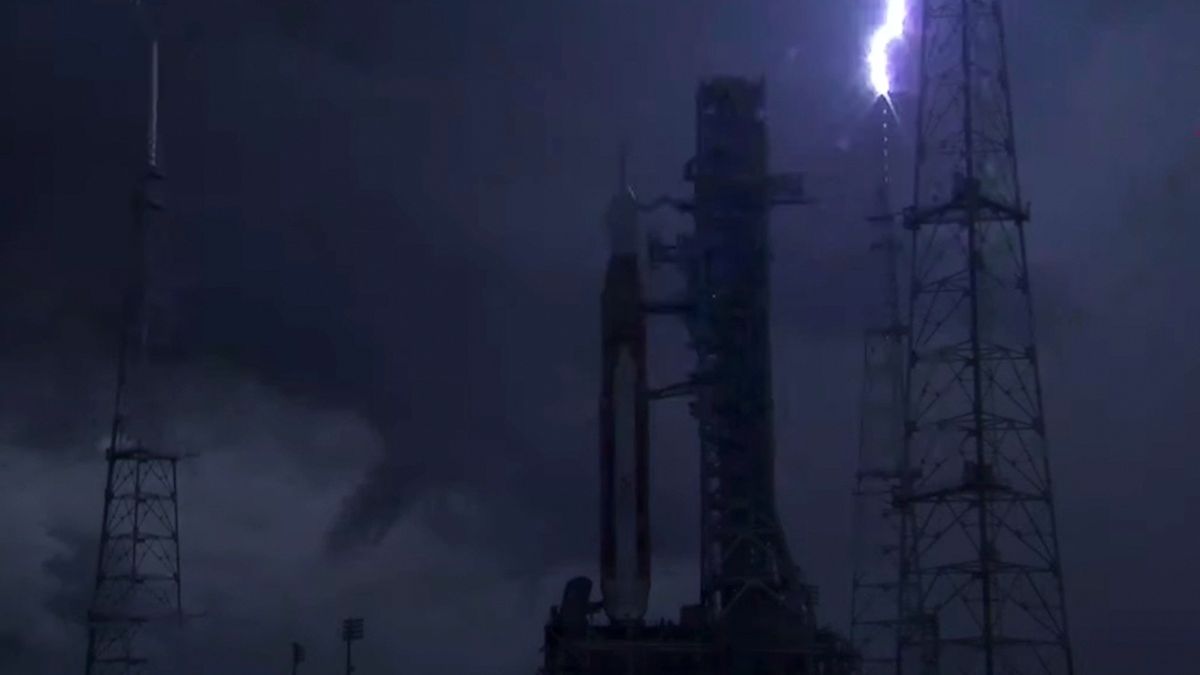 ضربات البرق منصة إطلاق Artemis 1 قبل يومين من الإقلاع (فيديو)