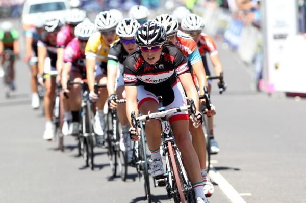 Peta Mullens (BikeExchange) leads the chase to Spratt