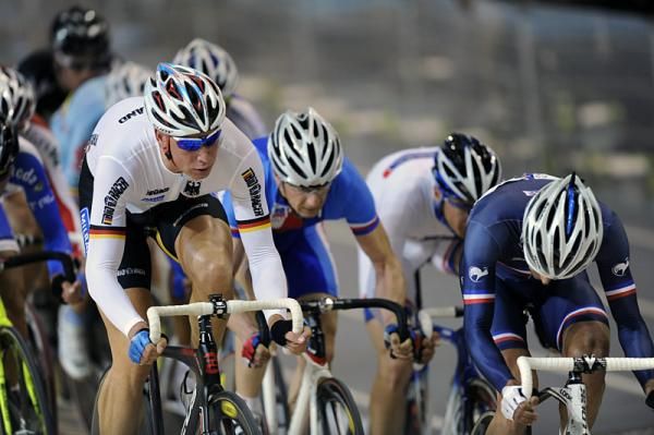 Roger Kluge (Germany), left, would finish eighth in the points race.
