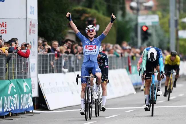 Stan van Tricht vince la Coppa Bernocchi 2024 (foto: Getty Images)