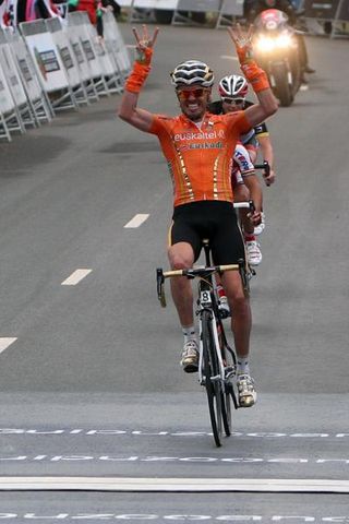 Sammy Sanchez (Euskaltel-Euskadi) scores big on home soil with a stage victory at Eibar-Arrate for the third straight year.