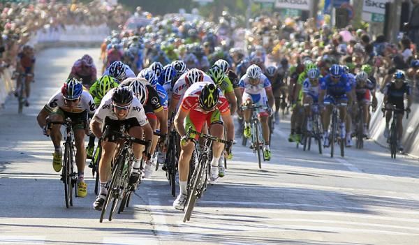 Mark Cavendish (Sky) and Matt Goss (Orica-GreenEdge) sprint to the line in the stage 5 finale.