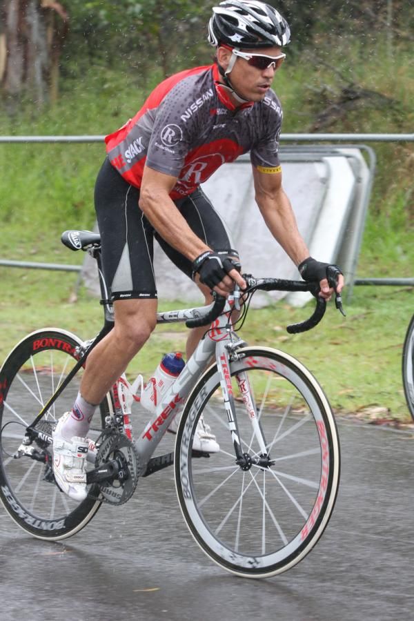 Robbie McEwen stretching his legs in his new RadioShack jersey