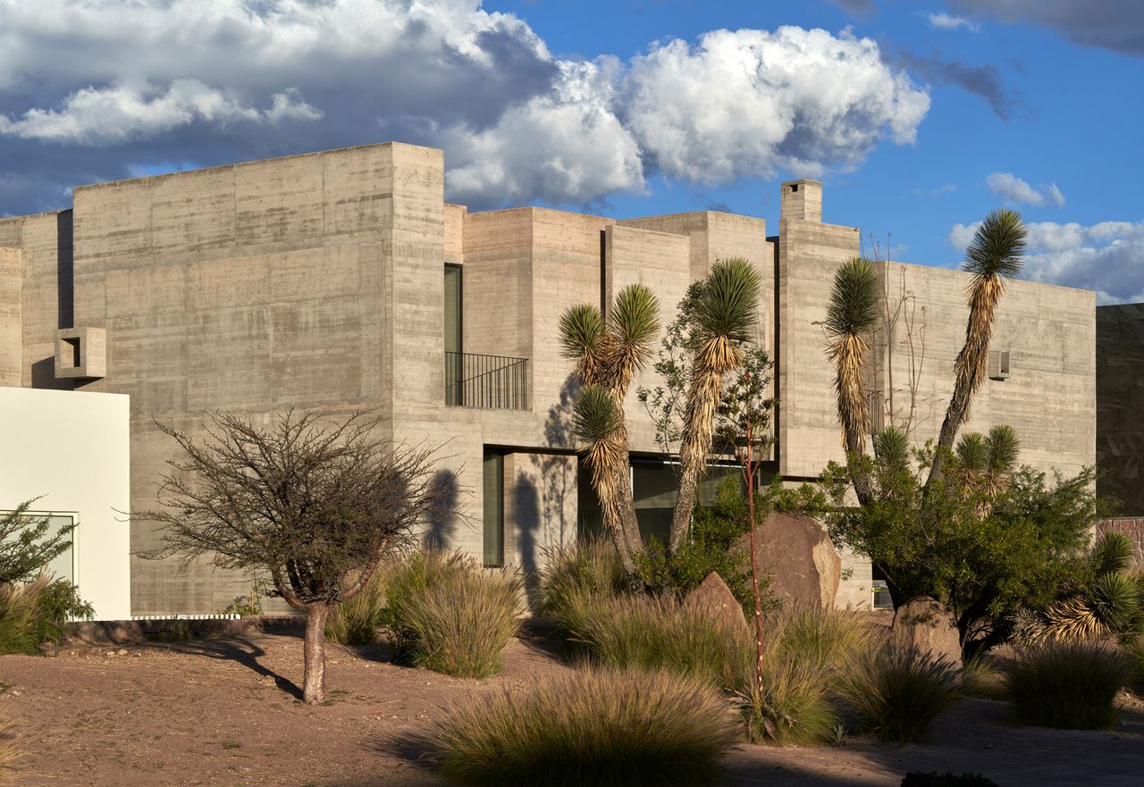 concrete exterior of Casa HMZ by Lucio Muniain 