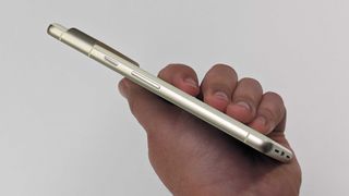 En mobiltelefon av typen Google Pixel 7 holdes i en hånd.
