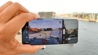 OnePlus 10T med kamera app åben med udsigt ud over havnen.