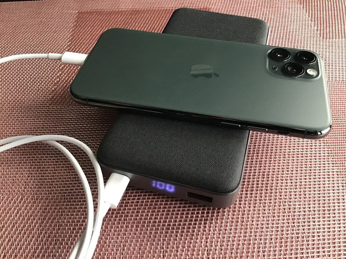 iPhone 11 Pro charged by Apollo Max, LCD display percentage
