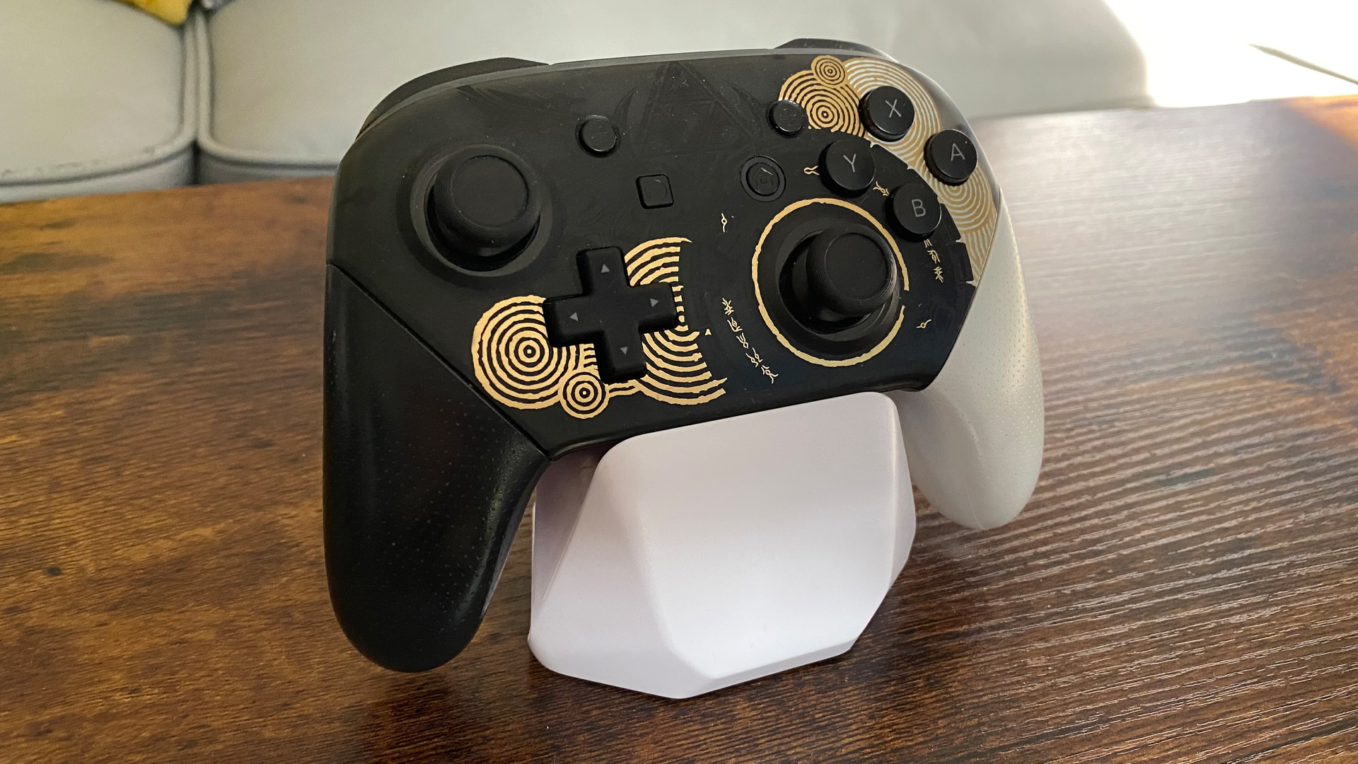 Nintendo Switch Pro Controller Zelda: فشار اشک پادشاهی روی یک میز.