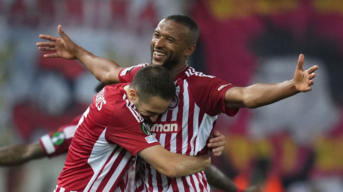 Ayoub El Kaabi of Olympiakos celebrates with teammate Kostas Fortounis after scoring his team&#039;s second goal ahead of the 2024 UEFA Europa Conference League Final in Athens on May 29, 2024