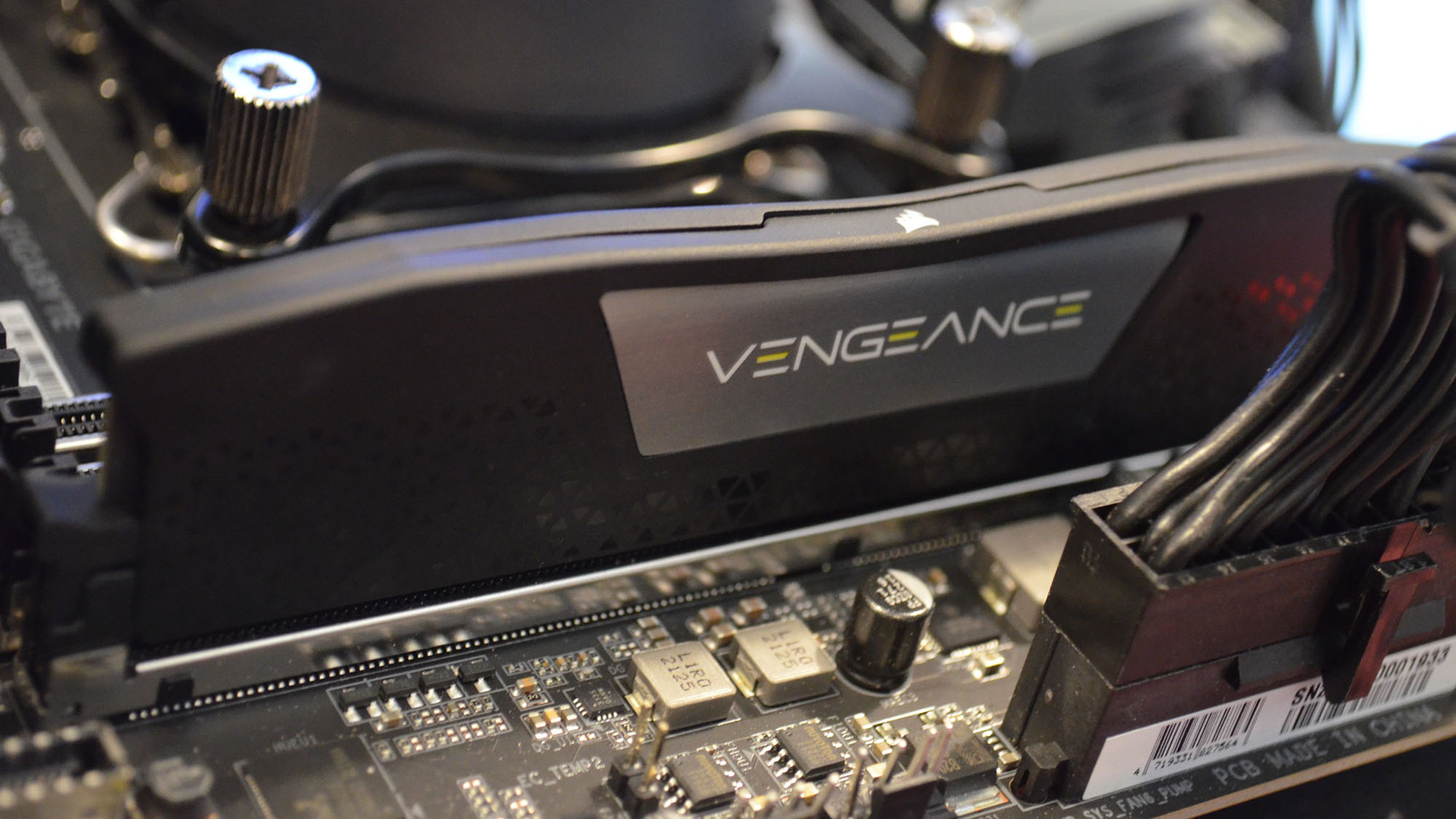 RAM Corsair Vengence DDR5 encaixada em uma placa-mãe