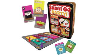 Sällskapsspelet Sushi Go! ligger utplacerat bredvid sin tillhörande förpackning.