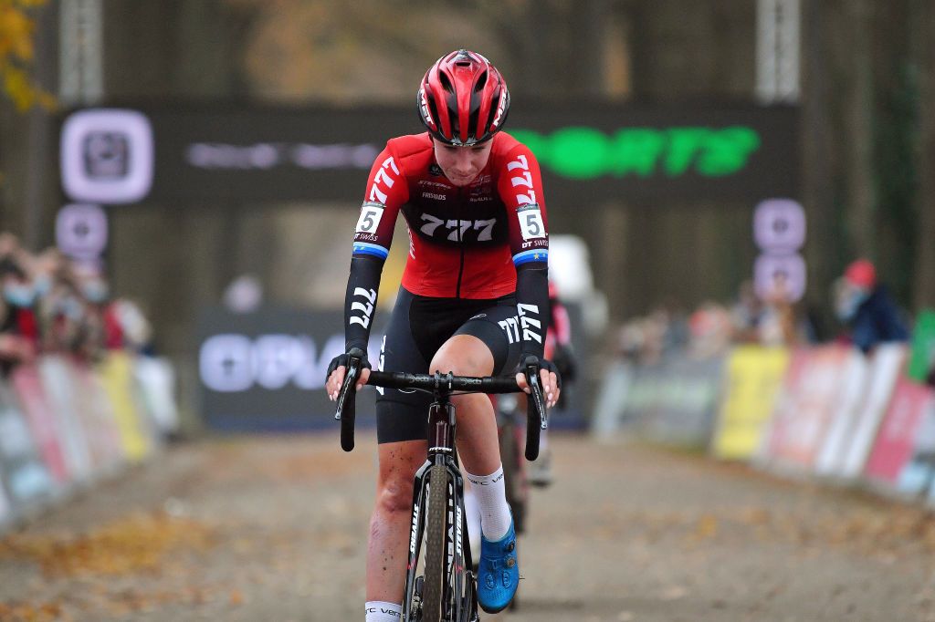 RIJKEVORSEL BELGIUM NOVEMBER 20 Annemarie Worst of The Netherlands and Team 777 crosses the finish line in second place during the 10th Superprestige Merksplas 2021 Womens Elite Superprestige2022 SPMerksplas on November 20 2021 in Rijkevorsel Belgium Photo by Luc ClaessenGetty Images