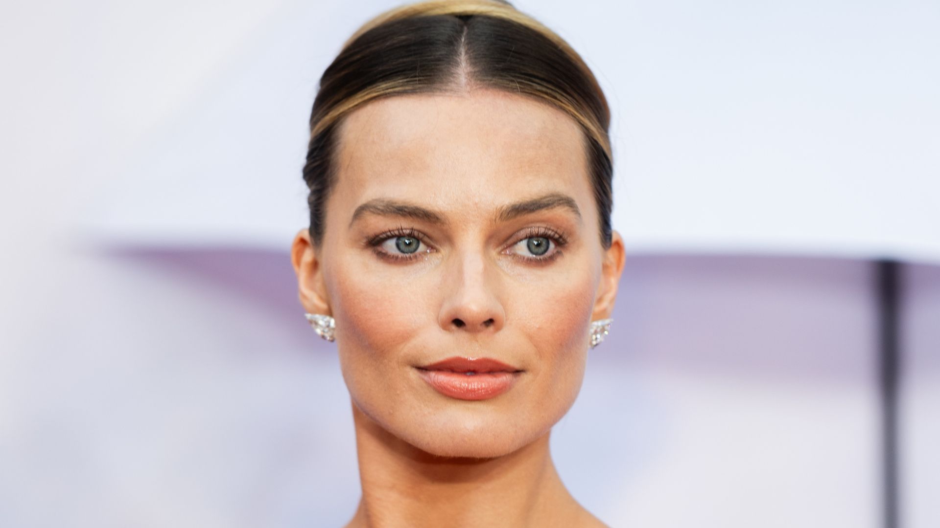Margot Robbie lipstick hack