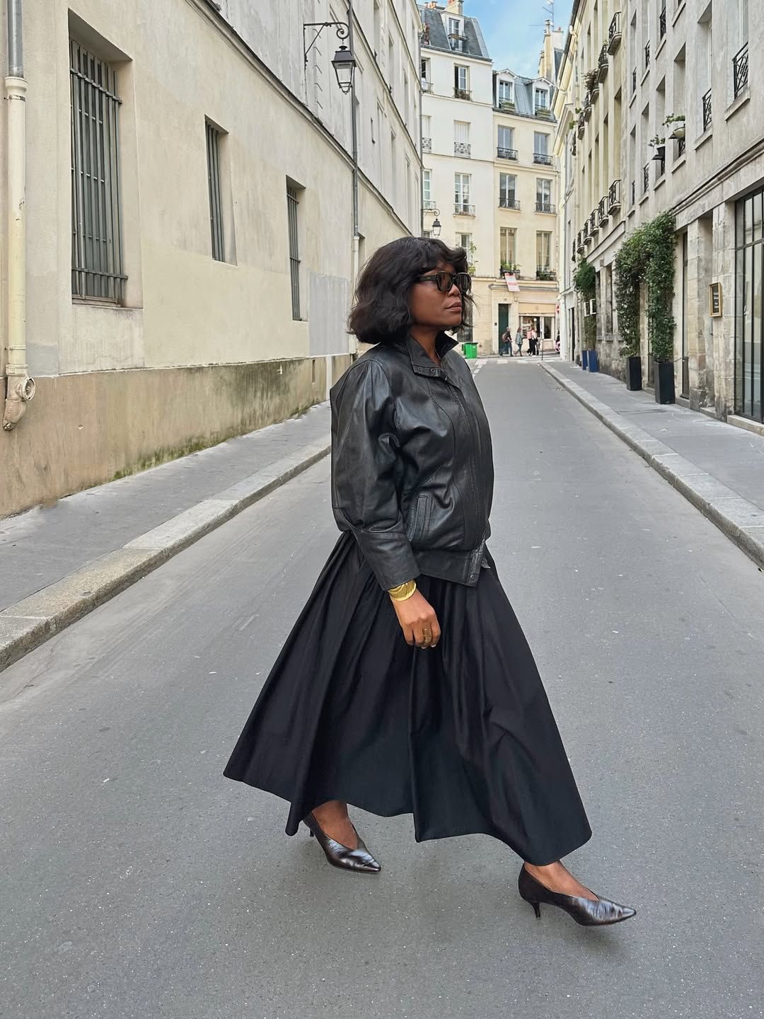 Influencer @frannfyne wearing black kitten heel pumps