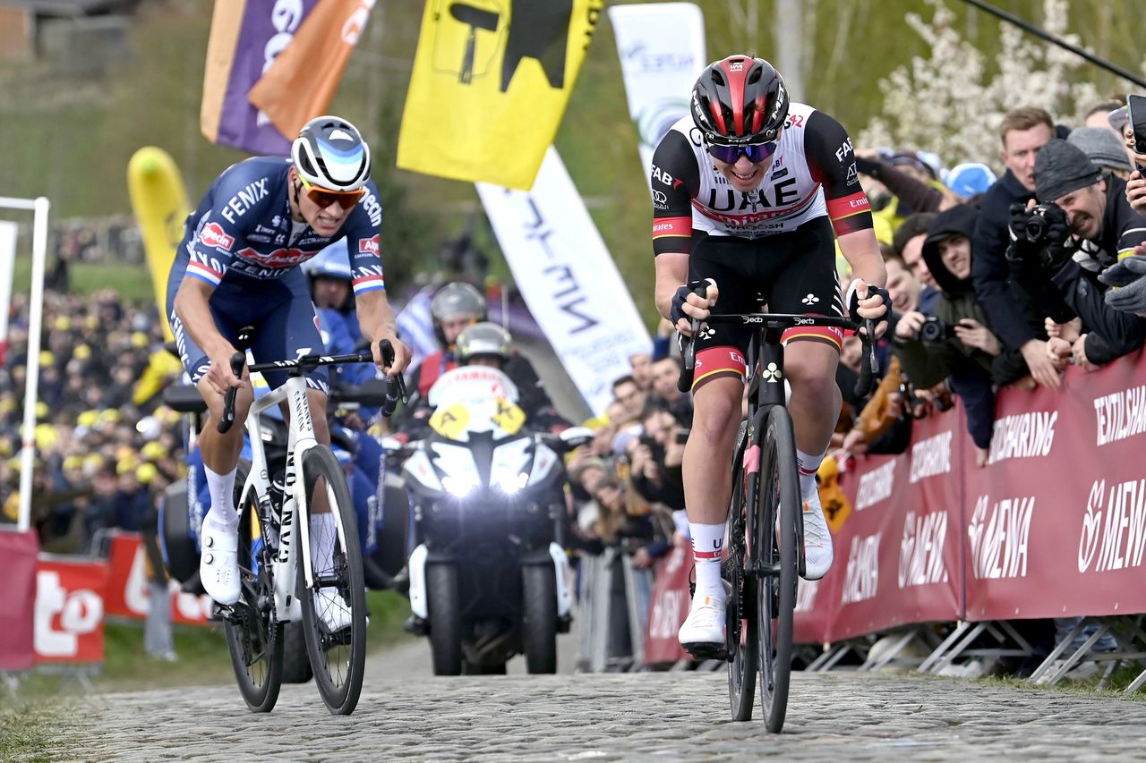 Ronde van Vlaanderen 2022 - Tour of Flanders - 106th Edition - Antwerp - Oudenaarde 272,5 km - 03/04/2022 - Paterberg - Tadej Pogacar (SLO - UAE Team Emirates) - Mathieu Van Der Poel (NED - Alpecin - Fenix) - photo Nico Vereecken/PN/SprintCyclingAgency&Acirc;&copy;2022