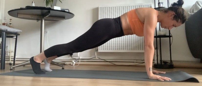 Tester Sam Hopes performing a plank on the Manduka PROlite yoga mat