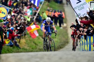 Niki Terpstra climbs into the lead at Tour of Flanders