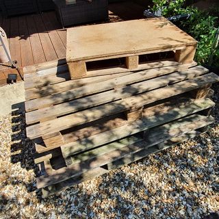 diy wooden platforms for herb planter