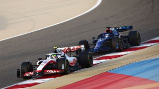 Kaksi F1-autoa Bahrainin radalla