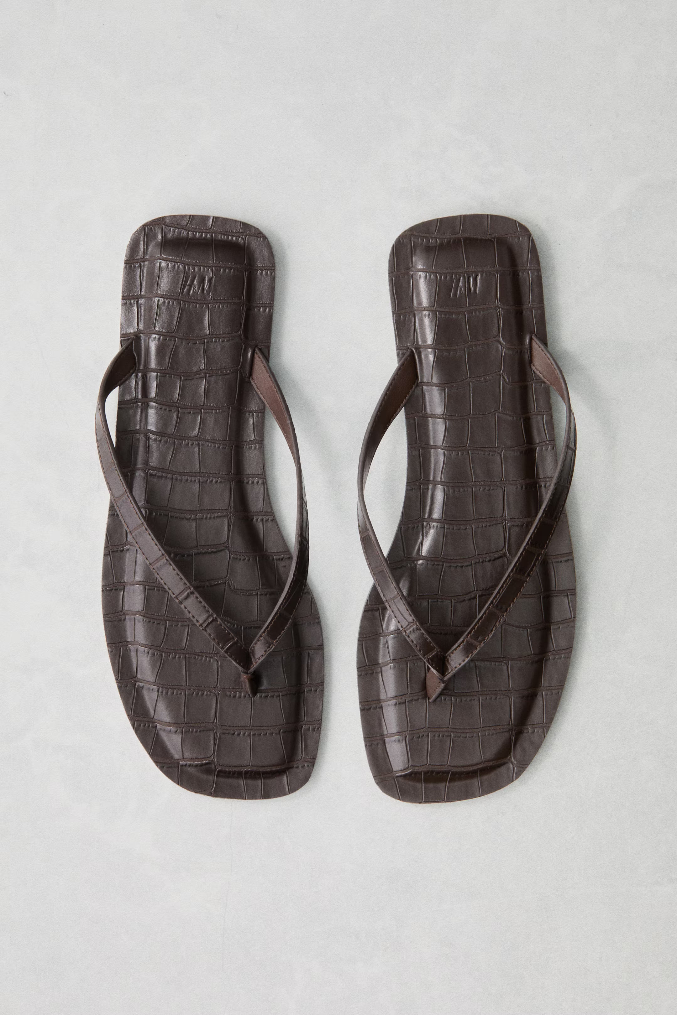 An image of H&amp;amp;M flip-flops.
