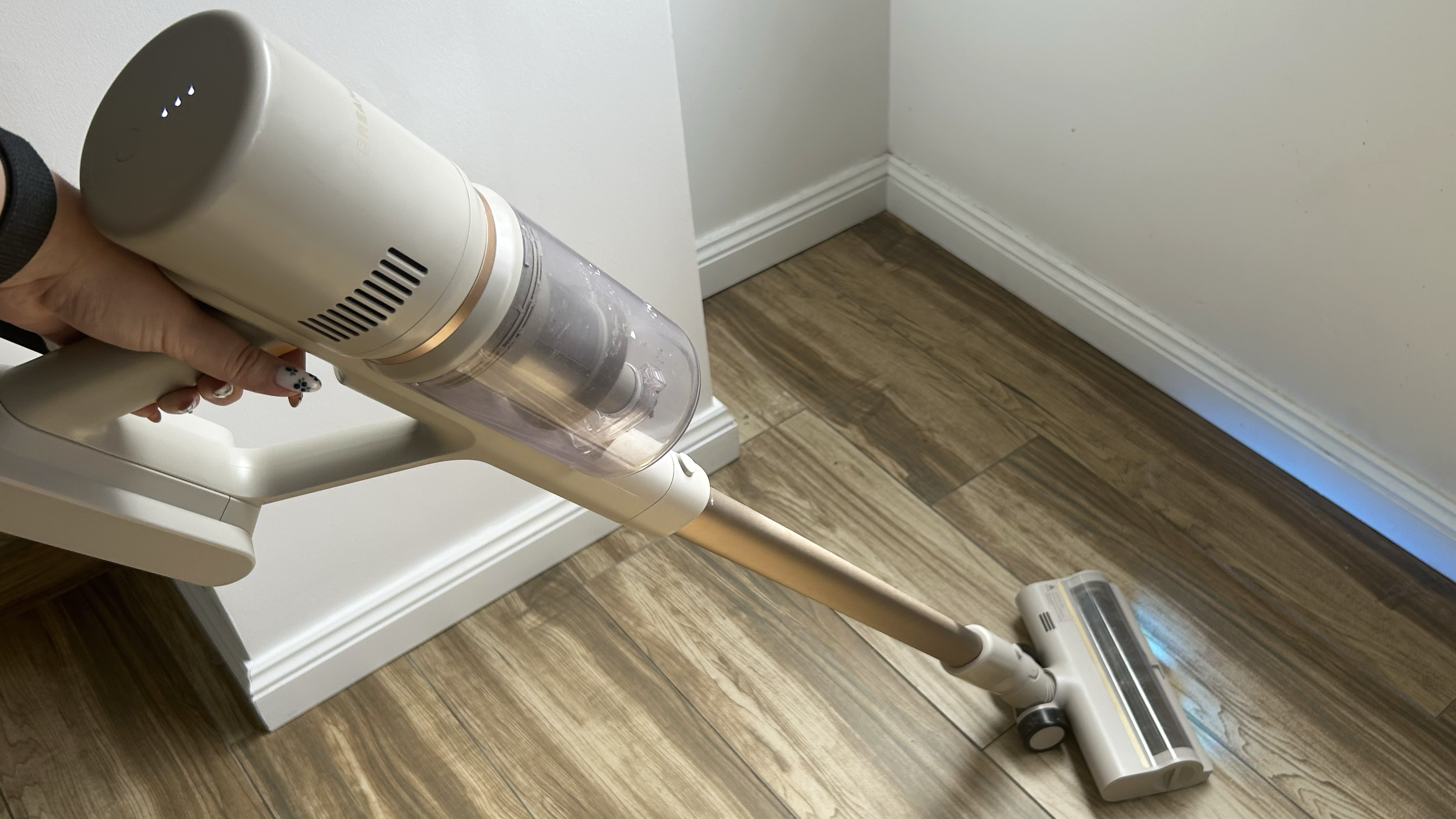 Dreame U20 vacuuming with blue light