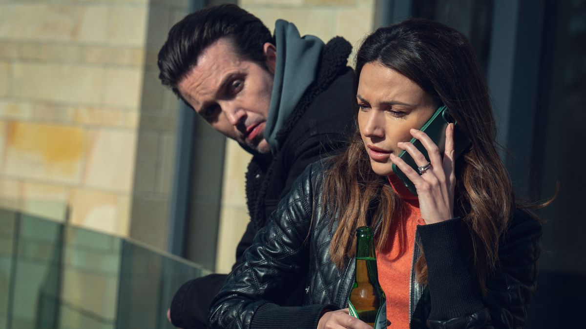 Emmett J. Scanlan and Michelle Keegan (L-R) in Netflix&#039;s &quot;Fool Me Once&quot;