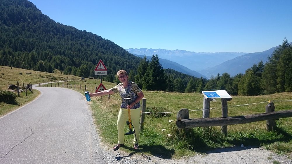 Annemiek van Vleuten's mother, Ria van Vleuten-Mocking, supports her on the climb up to the top of Passo Gavia