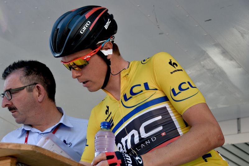 Rohan Dennis (BMC) signs on as race leader for the last time in the race